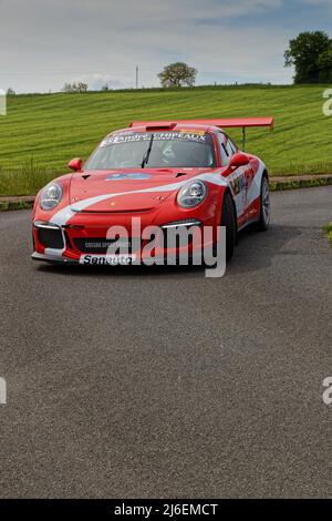 CHAMELET, FRANCE, 28 avril 2022 : Rallye Rhone-Charbonnières est la deuxième étape du Championnat de voitures de rallye français sur les routes des collines du Beaujolais et vi Banque D'Images