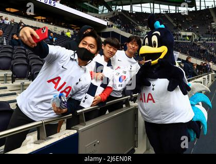 Londres, Royaume-Uni. Londres, Royaume-Uni.Mai 1st 2022: Tottenham Hotspur Stadium. Tottenham, Londres, Angleterre; football de première ligue, Tottenham versus Leicester: Groupe de fans sud-coréens de son Heung-min et Tottenham Hotspur posent avec la mascotte Tottenham Hotspur crédit: Action plus Sports Images/Alay Live News Banque D'Images