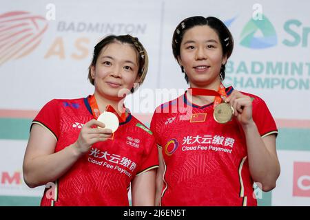 (220501) -- MANILLE, le 1 mai 2022 (Xinhua) -- Chen Qingchen (L)/Jia Yifan de Chine réagissent lors de la cérémonie d'attribution des doubles féminins aux Championnats d'Asie de badminton 2022 à Manille, aux Philippines, le 1 mai 2022. (Xinhua/Rouelle Umali) Banque D'Images