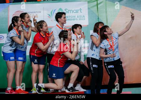 (220501) -- MANILLE, le 1 mai 2022 (Xinhua) -- les joueurs prennent le selfie lors de la cérémonie d'attribution des doubles féminins aux Championnats d'Asie de badminton 2022 à Manille, aux Philippines, le 1 mai 2022. (Xinhua/Rouelle Umali) Banque D'Images