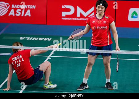 (220501) -- MANILLE, le 1 mai 2022 (Xinhua) -- Chen Qingchen (L)/Jia Yifan de Chine réagissent lors de la double finale des femmes contre Iwanaga Rin/Nakanish Kie du Japon aux Championnats d'Asie de badminton 2022 à Manille, aux Philippines, le 1 mai 2022. (Xinhua/Rouelle Umali) Banque D'Images