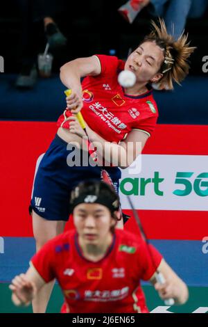 (220501) -- MANILLE, le 1 mai 2022 (Xinhua) -- Chen Qingchen (haut)/Jia Yifan de Chine concourent lors de la finale des doubles des femmes contre Iwanaga Rin/Nakanish Kie du Japon aux Championnats d'Asie de badminton 2022 à Manille, aux Philippines, le 1 mai 2022. (Xinhua/Rouelle Umali) Banque D'Images