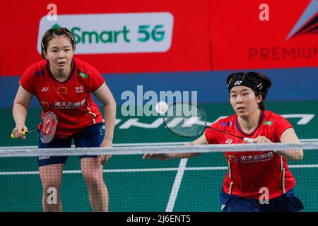 (220501) -- MANILLE, le 1 mai 2022 (Xinhua) -- Chen Qingchen/Jia Yifan (R) de Chine concourent lors de la double finale féminine contre Iwanaga Rin/Nakanish Kie du Japon aux Championnats d'Asie de badminton 2022 à Manille, aux Philippines, le 1 mai 2022. (Xinhua/Rouelle Umali) Banque D'Images