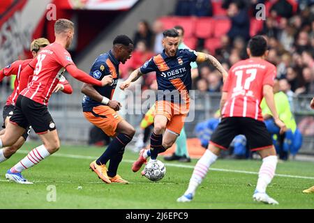 EINDHOVEN - (lr) Joey Veerman du PSV Eindhoven, Elton Kabangu ou Willem II, Pol Llonch ou Willem II lors du match hollandais entre le PSV Eindhoven et Willem II au stade Phillips le 1 mai 2022 à Eindhoven, pays-Bas. ANP OLAF KRAAK Banque D'Images