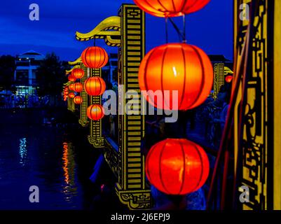 Gros plan de lanternes suspendues d'orange sur le pont d'amitié dans la vieille ville, Hoi an. Banque D'Images