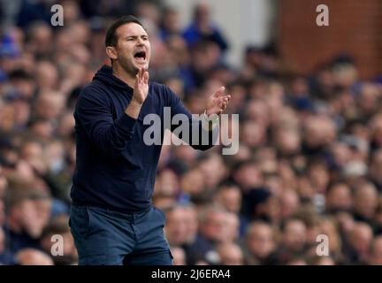 Le Manager d'Everton, Frank Lampard, se met en marge lors du match de la Premier League à Goodison Park, Liverpool. Date de la photo: Dimanche 1 mai 2022. Banque D'Images