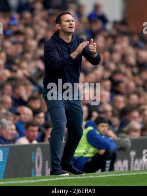 Le Manager d'Everton, Frank Lampard, se met en marge lors du match de la Premier League à Goodison Park, Liverpool. Date de la photo: Dimanche 1 mai 2022. Banque D'Images