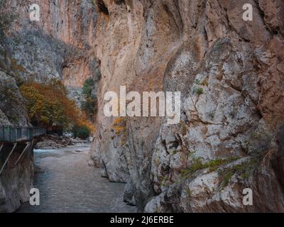 Randonnée le long de la gorge de Saklikent en Turquie. Saklikent Canyon est situé dans le sud de la Turquie. Il mesure 300 mètres de profondeur et 18 km de long. Banque D'Images