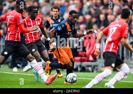 EINDHOVEN - (lr) Ibrahim Sangare de PSV Eindhoven, Bruma ou PSV Eindhoven, Elton Kabangu ou Willem II pendant le match hollandais Eredivisie entre PSV Eindhoven et Willem II au stade Phillips le 1 mai 2022 à Eindhoven, pays-Bas. ANP OLAF KRAAK Banque D'Images