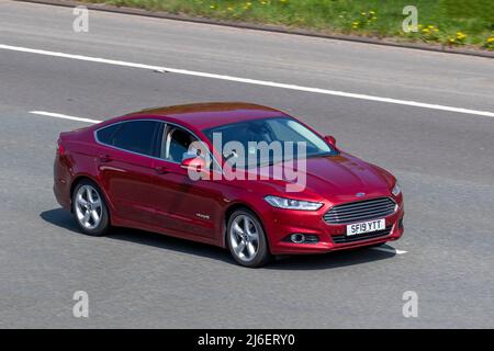 2019 Rouge Ford Mondeo Titanium Edition HEV automatique 1999cc 6 vitesses berline 4dr ; conduite sur l'autoroute M61, Royaume-Uni Banque D'Images