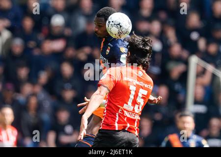 EINDHOVEN, PAYS-BAS - MAI 1 : Elton Kabangu de Willem II Tilburg et Erick Gutierrez de PSV Eindhoven lors du match néerlandais entre PSV et Willem II au Philips Stadion le 1 mai 2022 à Eindhoven, pays-Bas (photo de Geert van Erven/Orange Pictures) Banque D'Images