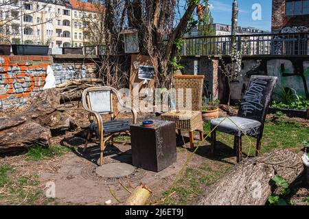 Une petite oasis urbaine contrastait avec des chaises, des pots de plantes et un tronc d'arbre à la fin de Sonneburger strasse, Prenzlauer Berg, Berlin Banque D'Images