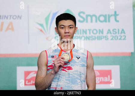 (220501) -- MANILLE, le 1 mai 2022 (Xinhua) -- Lee Zii Jia de Malaisie pose pour des photos lors de la cérémonie d'attribution des singles hommes aux Championnats d'Asie de badminton 2022 à Manille, aux Philippines, le 1 mai 2022. (Xinhua/Rouelle Umali) Banque D'Images