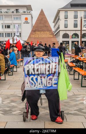 Karsruhe, Allemagne. 01st mai 2022. Un manifestant libre Julian Assange se trouve devant le mausolée de la pyramide pour CarF Wilhelm, le fondateur de Karlsruhe - les manifestations du jour de mai à Karslruhe. Crédit : Guy Bell/Alay Live News Banque D'Images