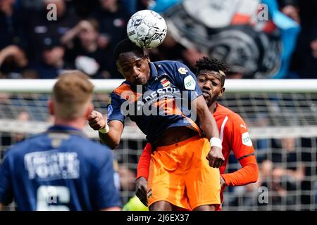 EINDHOVEN, PAYS-BAS - MAI 1 : Elton Kabangu de Willem II Tilburg en duel avec Ibrahim Sangare de PSV Eindhoven lors du match néerlandais Eredivisie entre PSV et Willem II à Philips Stadion le 1 mai 2022 à Eindhoven, pays-Bas (photo de Geert van Erven/Orange Pictures) Banque D'Images
