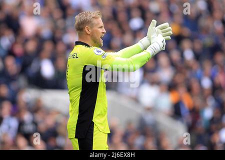 Londres, Royaume-Uni. 1st mai 2022. Kasper Schmeichel , le gardien de Leicester City, regarde dessus. Premier League Match, Tottenham Hotspur et Leicester City au Tottenham Hotspur Stadium de Londres le dimanche 1st mai 2022. Cette image ne peut être utilisée qu'à des fins éditoriales. Utilisation éditoriale uniquement, licence requise pour une utilisation commerciale. Pas d'utilisation dans les Paris, les jeux ou les publications d'un seul club/ligue/joueur. photo de Steffan Bowen/Andrew Orchard sports photographie/Alamy Live news Banque D'Images