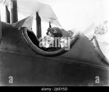 HAZEL KEENER, actrice de film silencieuse, à l'aérodrome militaire de Californie, pose dans le poste de pilotage de Bi-plane vers 1925 Banque D'Images