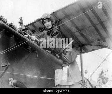 HAZEL KEENER, actrice de film silencieuse, à l'aérodrome militaire de Californie pose faire des réparations à Bi-plane vers 1925 Banque D'Images