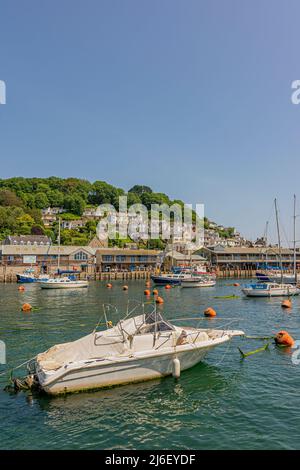 Vue sur la rivière East Looe à marée haute vers East Looe et ses bâtiments à flanc de colline et son front de mer, le jour de juillet chaud - Looe, Cornwall, Royaume-Uni. Banque D'Images