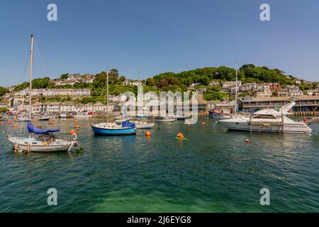 Vue sur la rivière East Looe à marée haute vers East Looe et ses bâtiments à flanc de colline et son front de mer, le jour de juillet chaud - Looe, Cornwall, Royaume-Uni. Banque D'Images