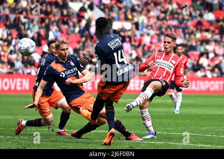 EINDHOVEN - (lr) Pol Llonch ou Willem II, Ulrik Jenssen ou Willem II, Elton Kabangu ou Willem II, Joey Veerman de PSV Eindhoven lors du match néerlandais entre PSV Eindhoven et Willem II au stade Phillips le 1 mai 2022 à Eindhoven, aux pays-Bas. ANP OLAF KRAAK Banque D'Images