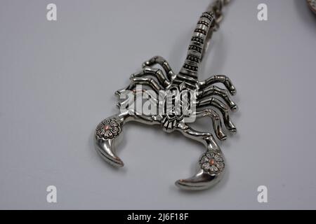 Grande figure argentée, métallique, militante d'un scorpion situé sur un fond blanc. Signe du zodiaque scorpion, produit métallique, décoration - scorpion. Banque D'Images