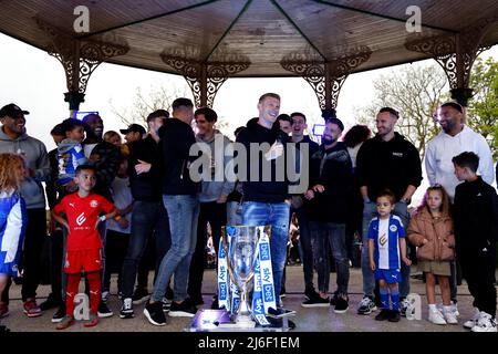 James McClean de Wigan Athletic (cente) et coéquipiers avec le trophée de la Ligue un lors de la fête de fin de saison de Wigan Athletic dans le parc pour célébrer leur être couronné champions de la Ligue un au parc de Mesnes, Wigan. Date de la photo: Dimanche 1 mai 2022. Banque D'Images