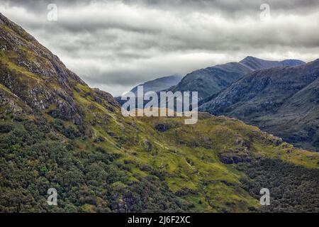 Vue sur Glen Nevis depuis le côté nord de la rivière Nevis Banque D'Images