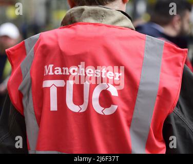 Manchester, Royaume-Uni, 1st mai 2022. « Wanchester TUC » sur la veste sans manches d'un steward. Les gens participent à la célébration annuelle du syndicalisme de Manchester Trades Union Council et au festival de la Journée internationale des travailleurs avec une marche et un rassemblement dans le lieu de naissance de la TUC dans le centre de Manchester, en Angleterre, au Royaume-Uni, aux îles britanniques. Crédit : Terry Waller/Alay Live News Banque D'Images