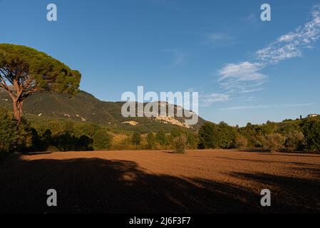 Panorama de Pesche, village de la province d'Isernia, à Molise, perché le long des pentes abruptes du Mont San Marco, un point blanc contre le vert o Banque D'Images