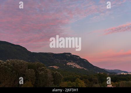 Panorama de Pesche, village de la province d'Isernia, à Molise, perché le long des pentes abruptes du Mont San Marco, un point blanc contre le vert o Banque D'Images