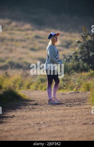 Nuwara Eliya, Sri Lanka - 02 16 2022: Trekking fille appréciant la vue du matin dans le parc national des plaines de Horton. Banque D'Images