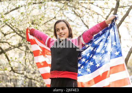 4th juillet : drapeaux de la petite fille excitée Banque D'Images