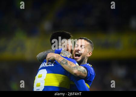 Dario Benedetto de Boca Juniors fête avec son coéquipier après avoir marquant un but lors du match de la Copa de la Liga Profesional 2022 entre Boca Juniors et Baracas Central à l'Estadio Alberto J. Armando. Score final; Boca Juniors 2:0 Barracas Central. Banque D'Images