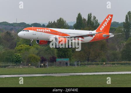 Aéroport de Londres Southend, Essex, Royaume-Uni. 1st mai 2022. L'aéroport de la nouvelle ville de Southend on Sea n'a pas de vols passagers depuis le retrait final de Ryanair en octobre 2021, Causée par le ralentissement du transport aérien pendant la pandémie de COVID. EasyJet était le principal opérateur de l’aéroport depuis son arrivée en 2012, mais avait retiré tous ses services en août 2020. La compagnie aérienne est retournée aujourd'hui pour le premier de ce qui est prévu d'être 12 vols réguliers par semaine vers des destinations européennes. L'arrivée (pic) aujourd'hui de Palma de Majorque et le retour a été la première route desservie Banque D'Images