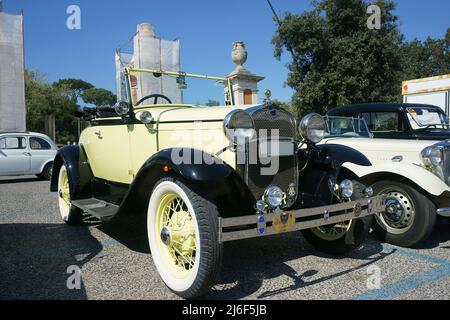 Voitures d'époque avant de commencer la course historique à Posillipo, Naples, Italie 2022 - Circuito storico Posillipo Banque D'Images