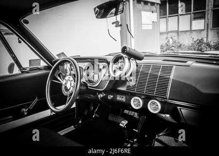 un musclecar américain en blanc noir Banque D'Images