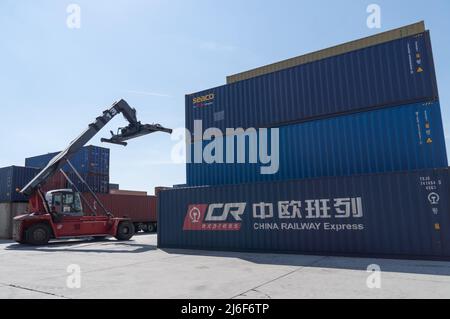 (220501) -- BUDAPEST, 1 mai 2022 (Xinhua) -- Un conteneur de China Railway Express est vu au Csepel Freeport Logistics Park à Budapest, Hongrie, le 12 avril 2022. ALLER AVEC "le principal pôle logistique de Budapest encourage la coopération commerciale sino-européenne" (photo d'Attila Volgyi/Xinhua) Banque D'Images