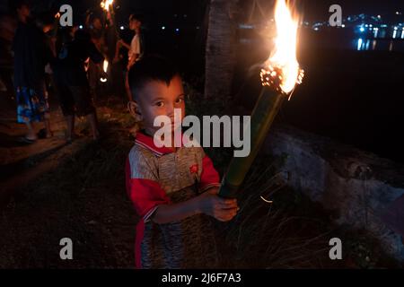 1 mai 2022, Kendari, South East Sulawesi, Indonésie : Un enfant tenant une torche pour participer à la parade des flambeaux... accueillant Eid al-Fitr qui tombe le lundi 2 mai 2022, jusqu'à 500 personnes du village de Malia composé d'enfants aux adultes font Takbiran autour de 1 kilomètres en portant des torches, samedi (Credit image: © Andry Denisah/ZUMA Press Wire) Banque D'Images