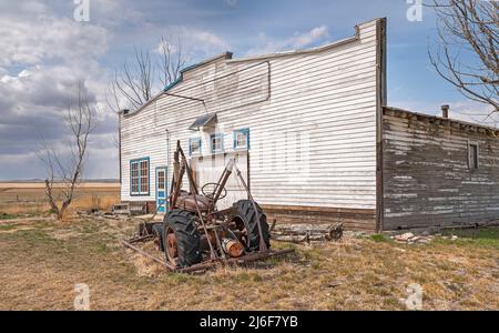 Garage en bois abandonné dans le village de Queenstown, Alberta, Canada Banque D'Images