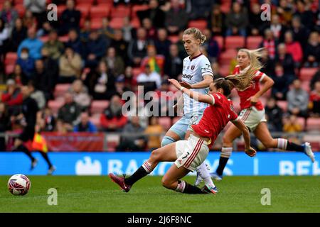 LEIGH, ROYAUME-UNI. MAI 2nd Ella Toone de Manchester United Women's football Club Tussles avec Dagný Brynjarsdóttir de West Ham United Women football Club pendant le match Barclays FA Women's Super League entre Manchester United et West Ham United au Leigh Sports Stadium, Leigh, le lundi 2nd mai 2022. (Credit: Eddie Garvey | MI News) Credit: MI News & Sport /Alay Live News Banque D'Images