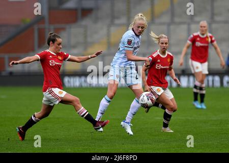 LEIGH, ROYAUME-UNI. MAI 2nd Ella Toone de Manchester United Women's football Club défenses avec Grace Fisk de West Ham United Women's football Club pendant le match de la Barclays FA Women's Super League entre Manchester United et West Ham United au Leigh Sports Stadium, Leigh, le lundi 2nd mai 2022. (Credit: Eddie Garvey | MI News) Credit: MI News & Sport /Alay Live News Banque D'Images