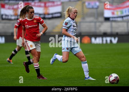 LEIGH, ROYAUME-UNI. MAI 2nd Ella Toone de Manchester United Women's football Club défenses avec Grace Fisk de West Ham United Women's football Club pendant le match de la Barclays FA Women's Super League entre Manchester United et West Ham United au Leigh Sports Stadium, Leigh, le lundi 2nd mai 2022. (Credit: Eddie Garvey | MI News) Credit: MI News & Sport /Alay Live News Banque D'Images