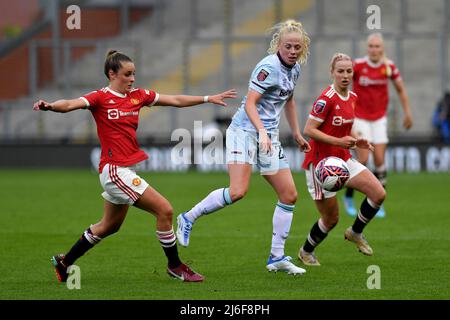 LEIGH, ROYAUME-UNI. MAI 2nd Ella Toone de Manchester United Women's football Club défenses avec Grace Fisk de West Ham United Women's football Club pendant le match de la Barclays FA Women's Super League entre Manchester United et West Ham United au Leigh Sports Stadium, Leigh, le lundi 2nd mai 2022. (Credit: Eddie Garvey | MI News) Credit: MI News & Sport /Alay Live News Banque D'Images