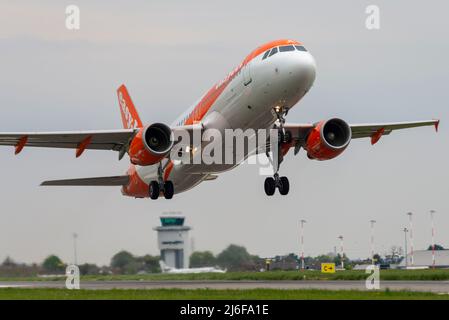 Aéroport de Londres Southend, Essex, Royaume-Uni. 1st mai 2022. L'aéroport de la nouvelle ville de Southend on Sea n'a pas de vols passagers depuis le retrait final de Ryanair en octobre 2021, Causée par le ralentissement du transport aérien pendant la pandémie de COVID. EasyJet était le principal opérateur de l’aéroport depuis son arrivée en 2012, mais avait retiré tous ses services en août 2020. La compagnie aérienne est retournée aujourd'hui pour le premier de ce qui est prévu d'être 12 vols réguliers par semaine vers des destinations européennes. L'arrivée aujourd'hui de Palma de Majorque et le retour (pic) était la première route desservie Banque D'Images