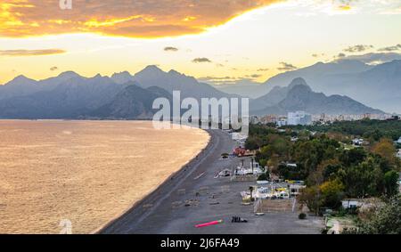 Ambiance romantique en soirée à la plage de Konyaalti à Antalya Banque D'Images