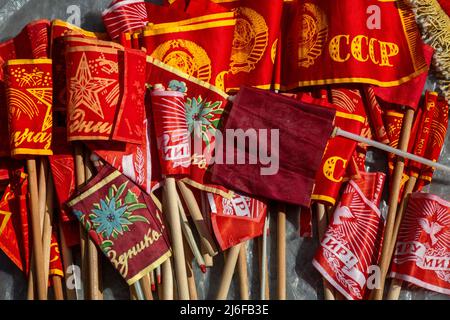 Vue de petits drapeaux soviétiques du temps de l'URSS consacré à différents jours fériés Banque D'Images