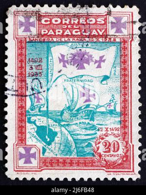 PARAGUAY - VERS 1933: Un timbre imprimé au Paraguay montre drapeau avec trois croix, Caravels de Columbus, vers 1933 Banque D'Images