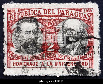 PARAGUAY - VERS 1940: Un timbre imprimé au Paraguay montre le Président Patricio Escobar et Ramon Zubizarreta, 50th anniversaire de la fondation de l'Uni Banque D'Images