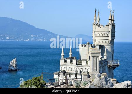 Le Nest du château de Swallow sur un rocher à la mer Noire, Crimée, Russie. C'est un symbole et une attraction touristique de la Crimée Banque D'Images